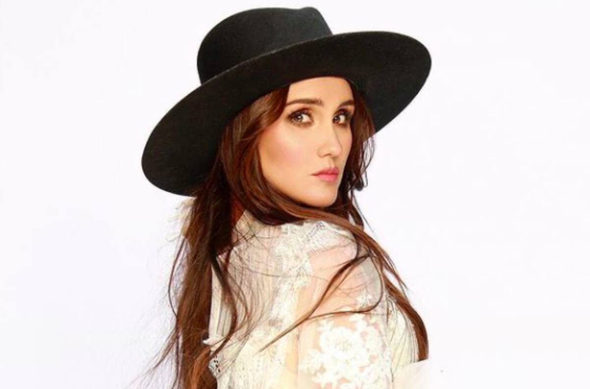 Dulce María confiesa que usó la lengua cuando besó a este actor en una escena