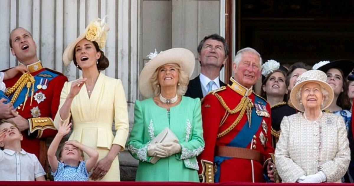 La familia real en el balcón de Buckingham con la Reina Isabel II. - Créditos: Instagram