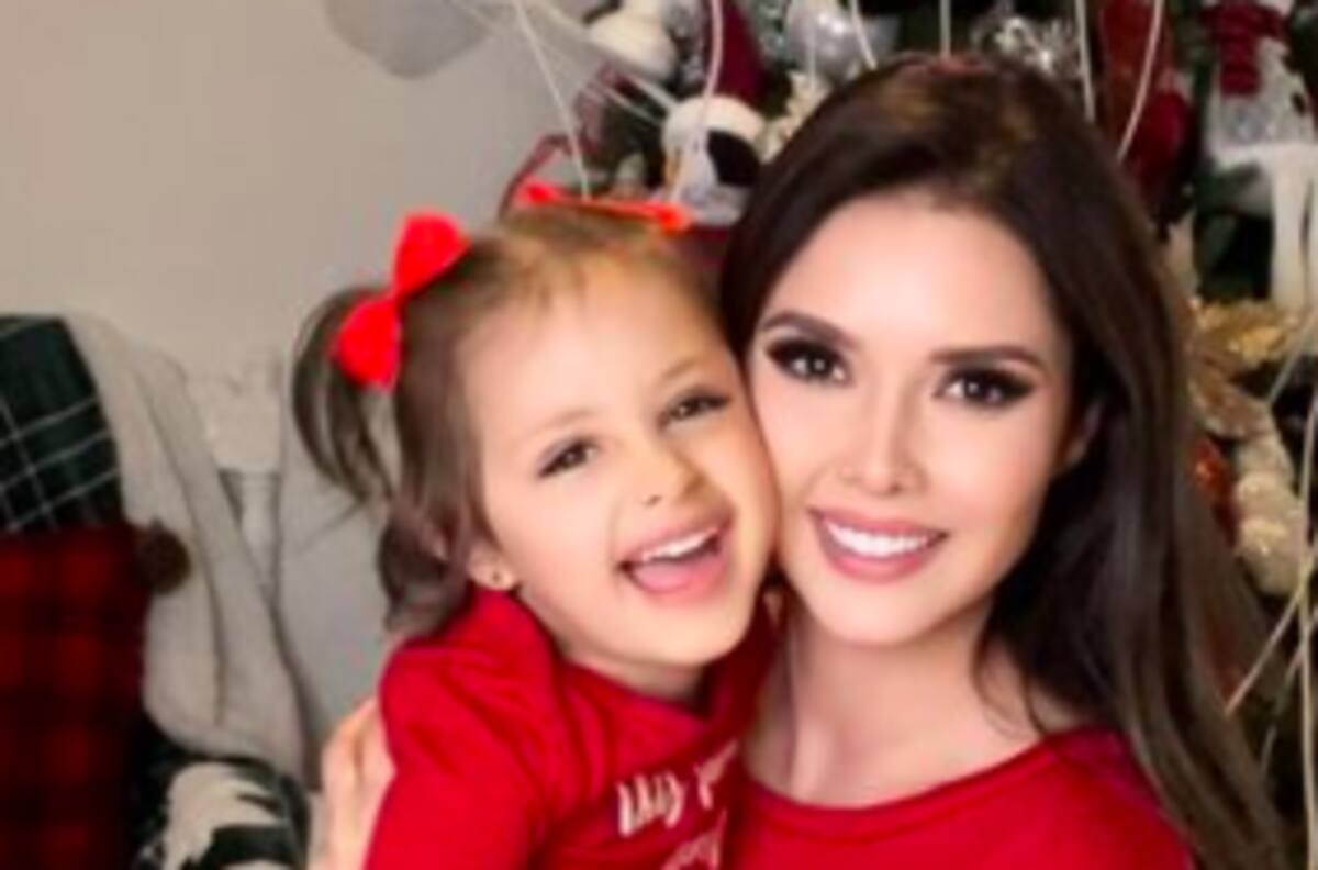 Marlene Favela impulsa negocio de su pequeña hija en una postal navideña