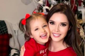 Marlene Favela impulsa negocio de su pequeña hija en una postal navideña