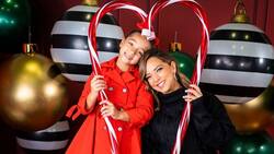 Adamari López y Toni Costa comparten la Navidad con Alaïa de muy distinta manera