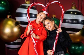 Adamari López y Toni Costa comparten la Navidad con Alaïa de muy distinta manera