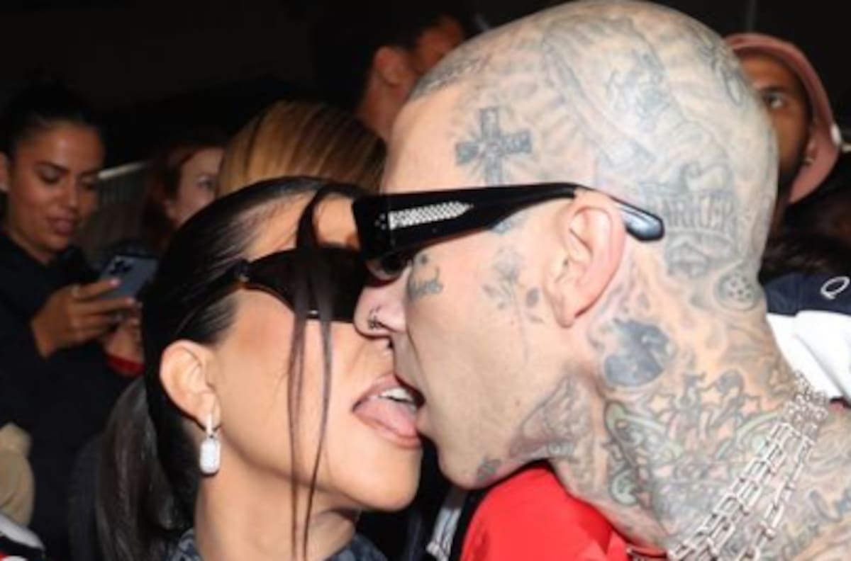 Kourtney Kardashian y Travis Barker derrochan amor durante desfile de Tommy Hilfiger