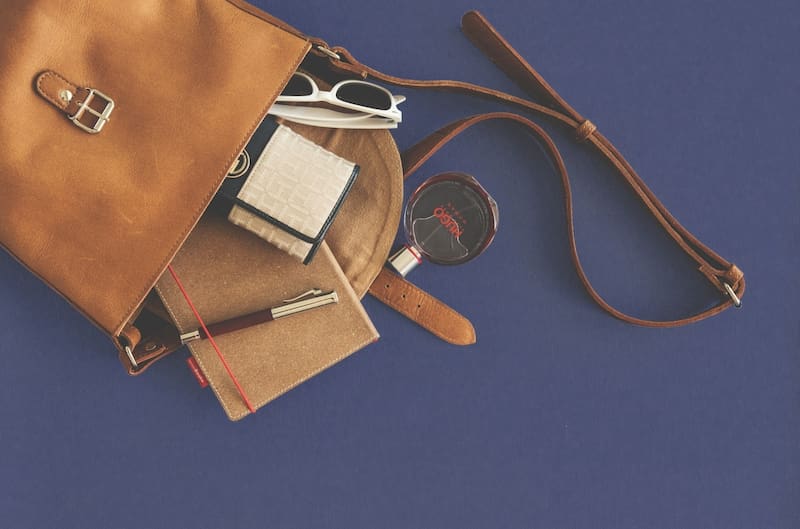 Los puntos calientes son particularmente efectivos debido a que la piel es más delgada en estas áreas, lo que permite que la fragancia se adhiera mejor y se intensifique con el calor corporal.