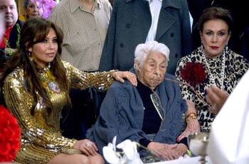 La relación entre Thalía y Laura Zapata podría empeorar tras la muerte de su abuela Eva Mange