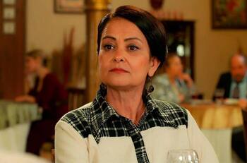 La fallecida actriz Emel Atici recibe emocionante despedida del elenco de actores de "Tierra Amarga"