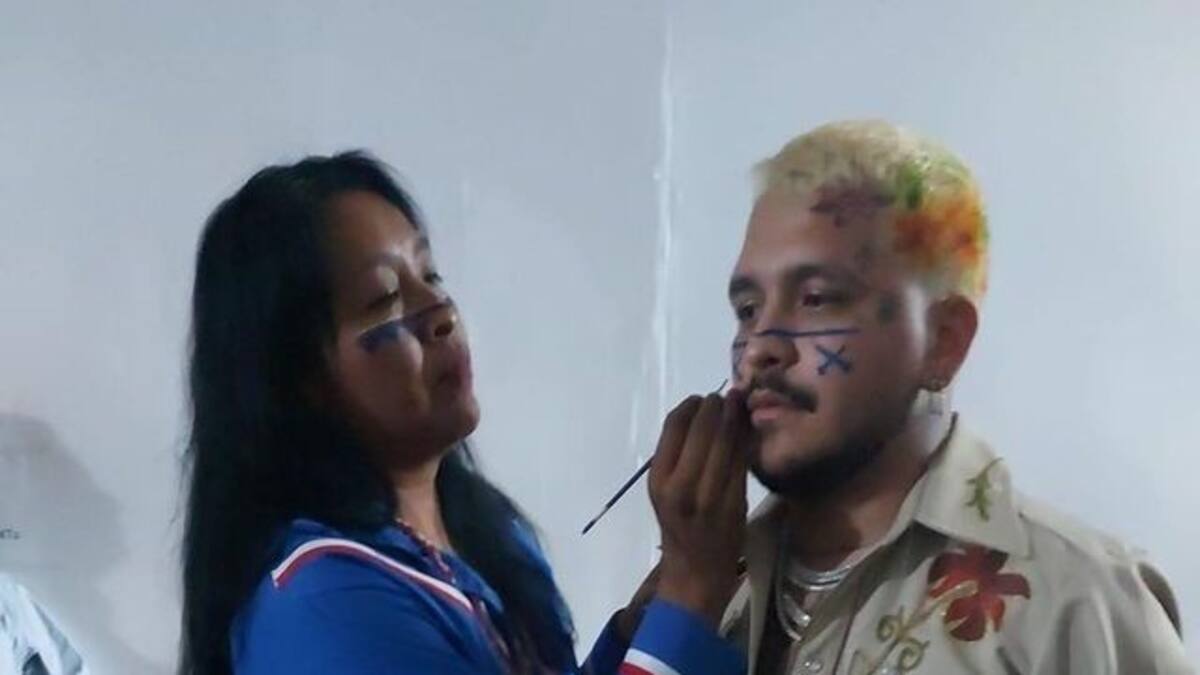 Christian Nodal tiene un nuevo tatuaje en su rostro y este es el profundo significado