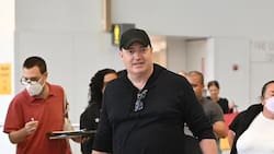 Brendan Fraser recibe el cariño de sus fans al llegar a Nueva York tras éxito en Venecia