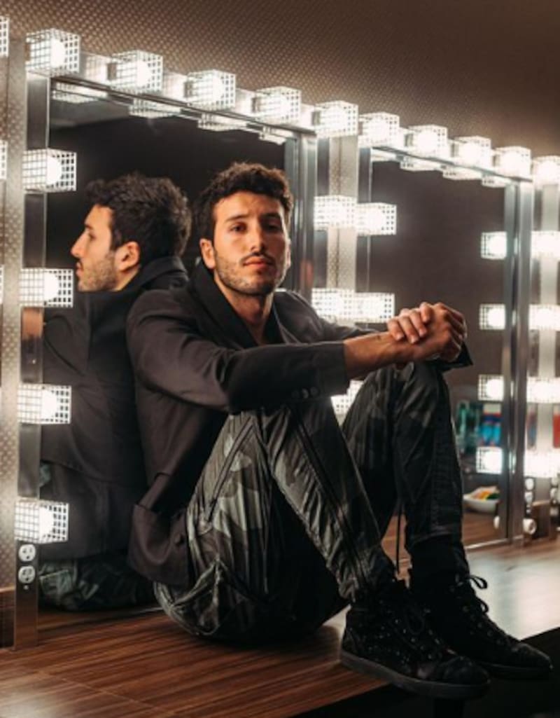 Sebastián Yatra cambia de look y causa revuelo en las calles de Madrid - Créditos: Instagram