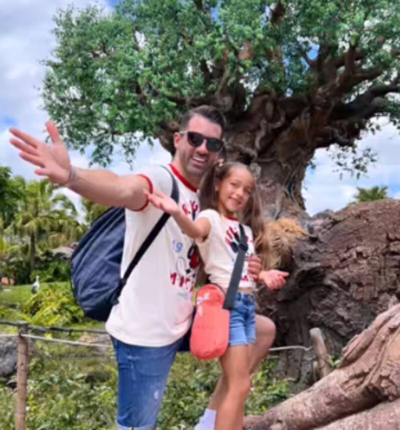 Toni Costa y su hija Alaïa presentaron al nuevo integrante de la familia - Créditos: Instagram