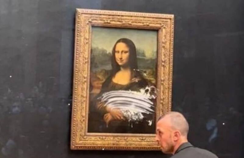 Hombre desconocido logra evadir la seguridad en Louvre y ataca la pintura de la Monna Lisa - Créditos: Instagram