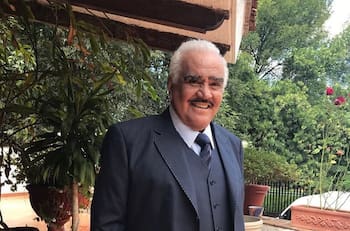 Vicente Fernández se recupera pero sigue con respirador, asegura su hijo tras visitarlo