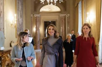 Rania de Jordania conquista en su viaje a Roma con un look elegante y colorido