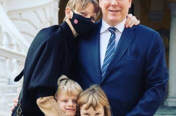 La princesa Charlene regresa a Mónaco y convalecerá junto a su esposo e hijos