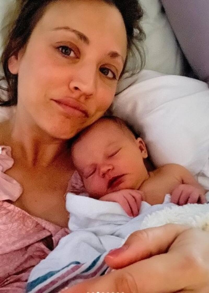 Kaley Cuoco presenta a su hija a la que según ella tuvo gracias a un milagro La adorable "Penny" mostró a su pequeña hija - Créditos: Instagram