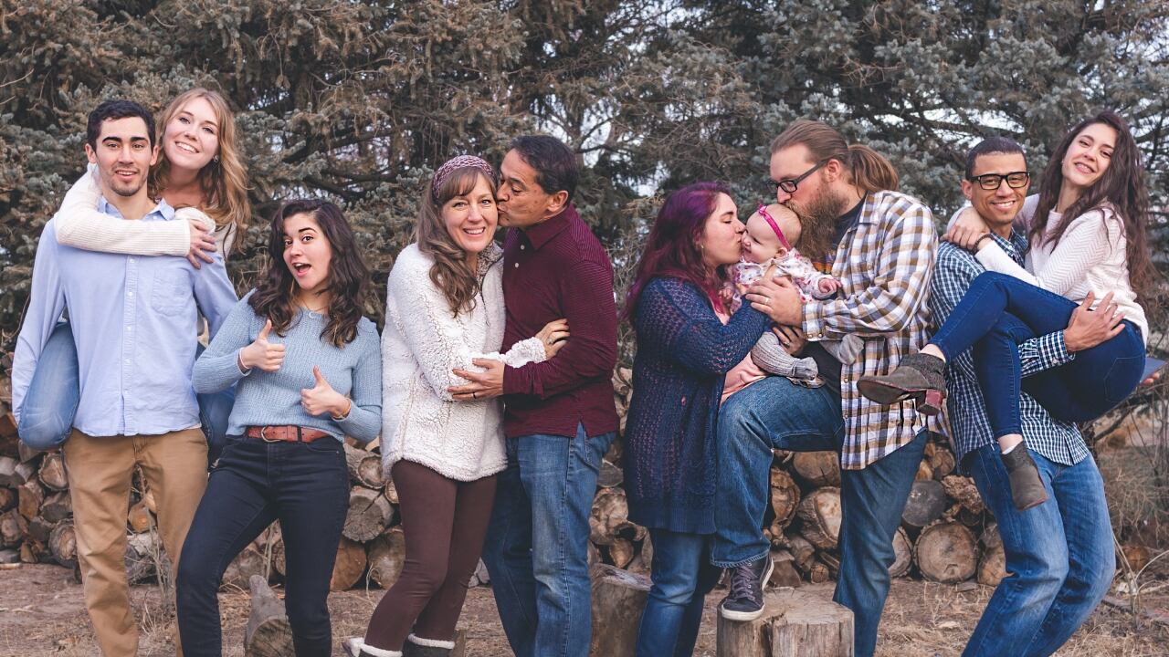 Una familia posando para una foto al exterior.