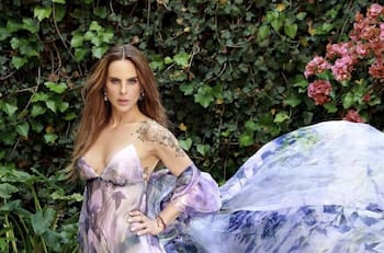 Al estilo de JLo, Kate del Castillo posa con vestido transparente y enseña sus tatuajes secretos
