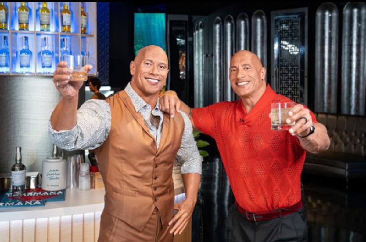 La curiosa reacción de “La Roca” al ver los atributos en la figura de cera de Khloé Kardashian