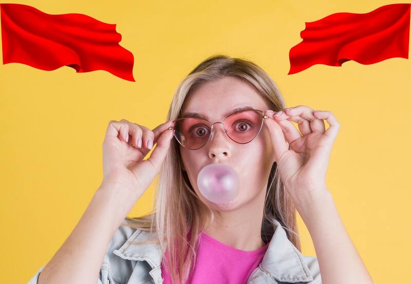 Hay conductas de nuestras parejas que son 'banderas rojas': causan esa sensación que te hace reflexionar sobre si es "eso" lo que quieres para ti.