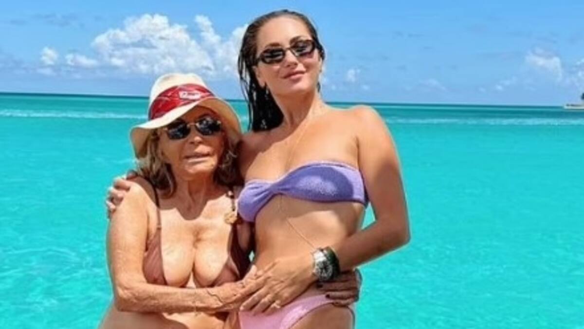 Con 93 años, la viuda de un "James Bond" luce su espléndida figura con moderno traje de baño