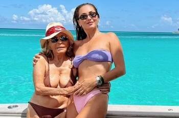 Con 93 años, la viuda de un "James Bond" luce su espléndida figura con moderno traje de baño