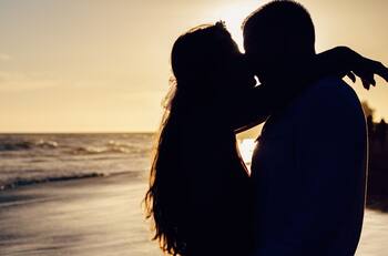 ¿Te gustan los besos? Este es el estilo único de besar de cada signo del zodiaco