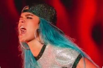 Karol G regaña a espectadores por hablar y no bailar cuando ella canta