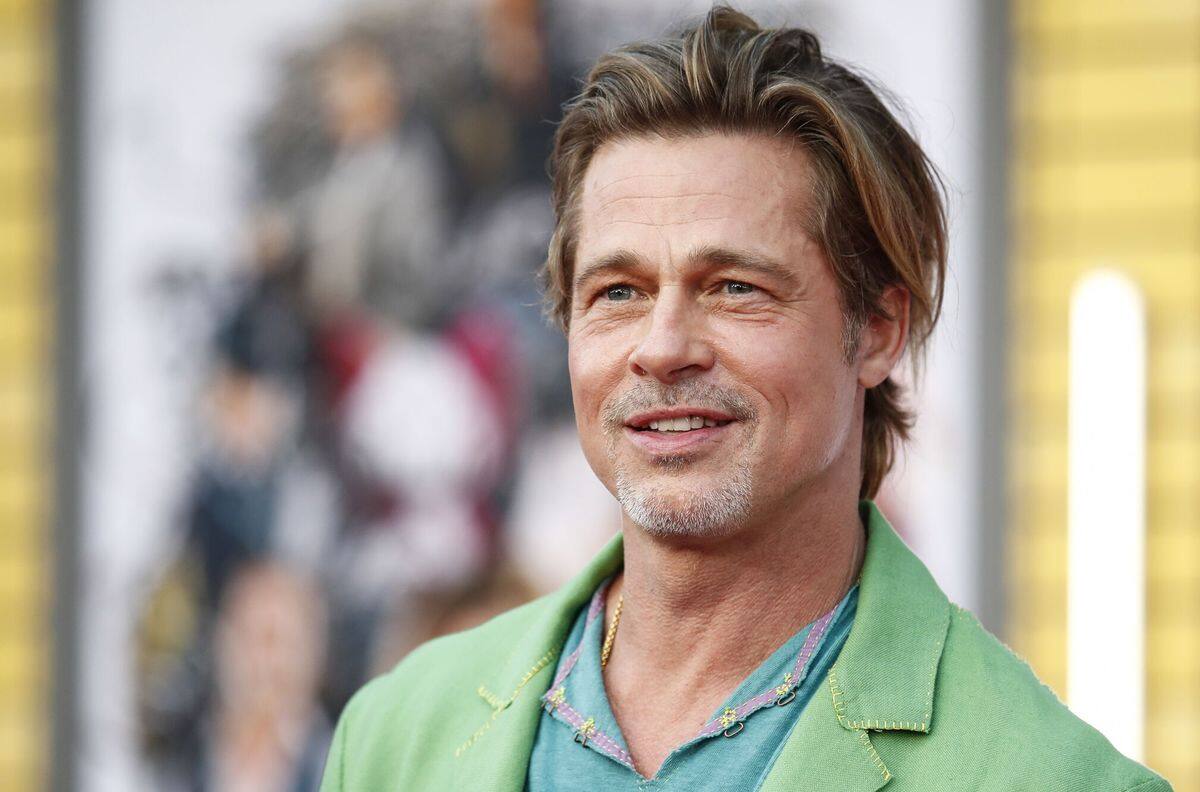 La nueva pareja de Brad Pitt lo conquistó gracias a su seguridad, aseguró una fuente