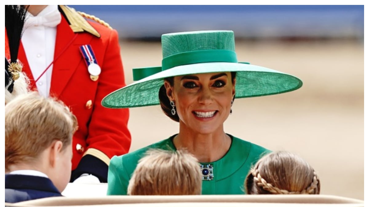 El Príncipe Louis sigue atento las órdenes a través de gestos de su madre, Kate Middleton.