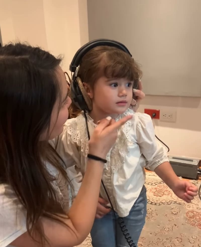 La cantante recibió la visita de su hija María Paula en el estudio de grabación.