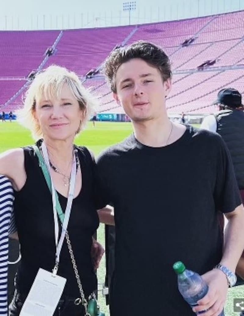 Hijo de Anne Heche habla del triste final de su madre: Anne y su hijo mayor, Homer. - Créditos: Instagram