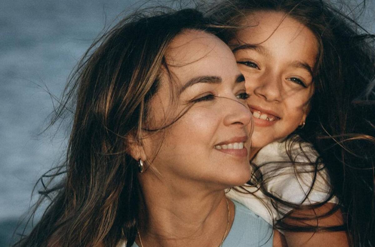 Adamari López y Toni Costa comparten detalles íntimos de la Primera Comunión de su hija Alaïa