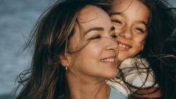 Adamari López y Toni Costa comparten detalles íntimos de la Primera Comunión de su hija Alaïa