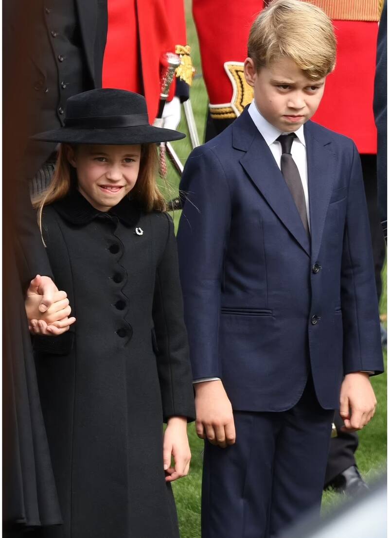Princesa Charlotte le señala a su hermano lo que debe hacer cuando pase frente a ellos el féretro de la reina Isabel II - Créditos: Instagram