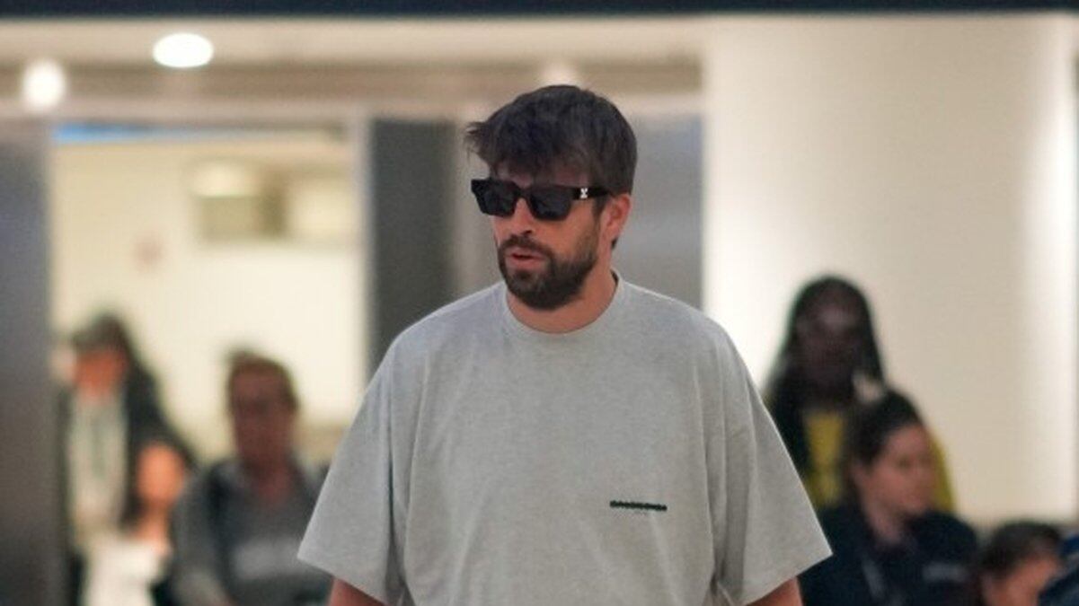 Hombre de frente vestido de manera casual, con lentes oscuros y polera gris