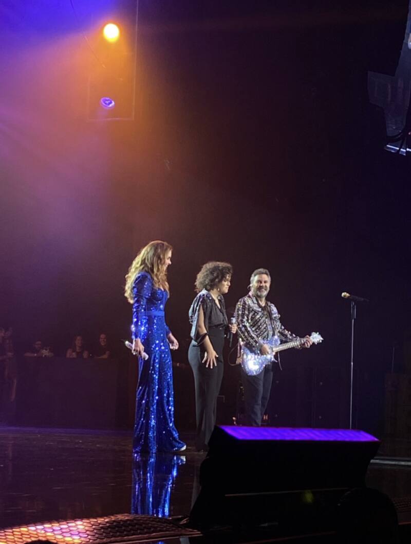 Lucerito compartió el escenario con sus papás y fue ovacionada. - Créditos: Twitter