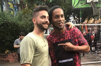 A Maluma solo pueden detenerlo con golpes cuando juega fútbol