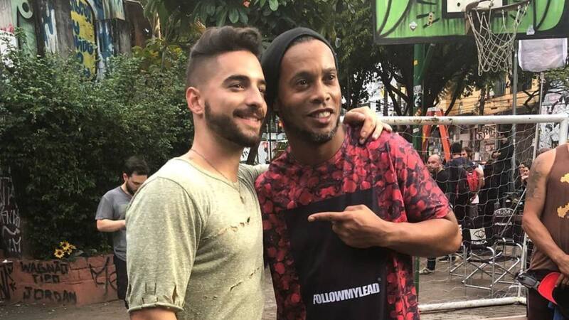 Maluma jugó alguna vez un amistoso con Ronaldinho - Créditos: Twitter