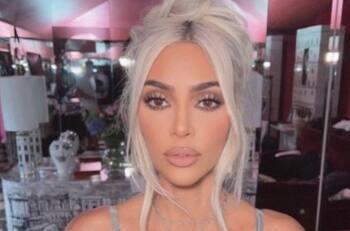 Kim Kardashian añade símbolo religioso a su look planeado e impacta a sus seguidores