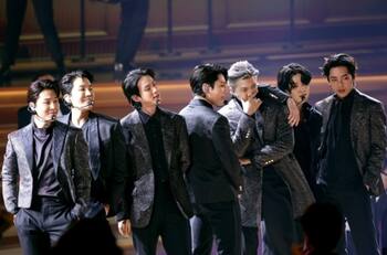 Al estilo James Bond, así fue la presentación de BTS en los Grammy