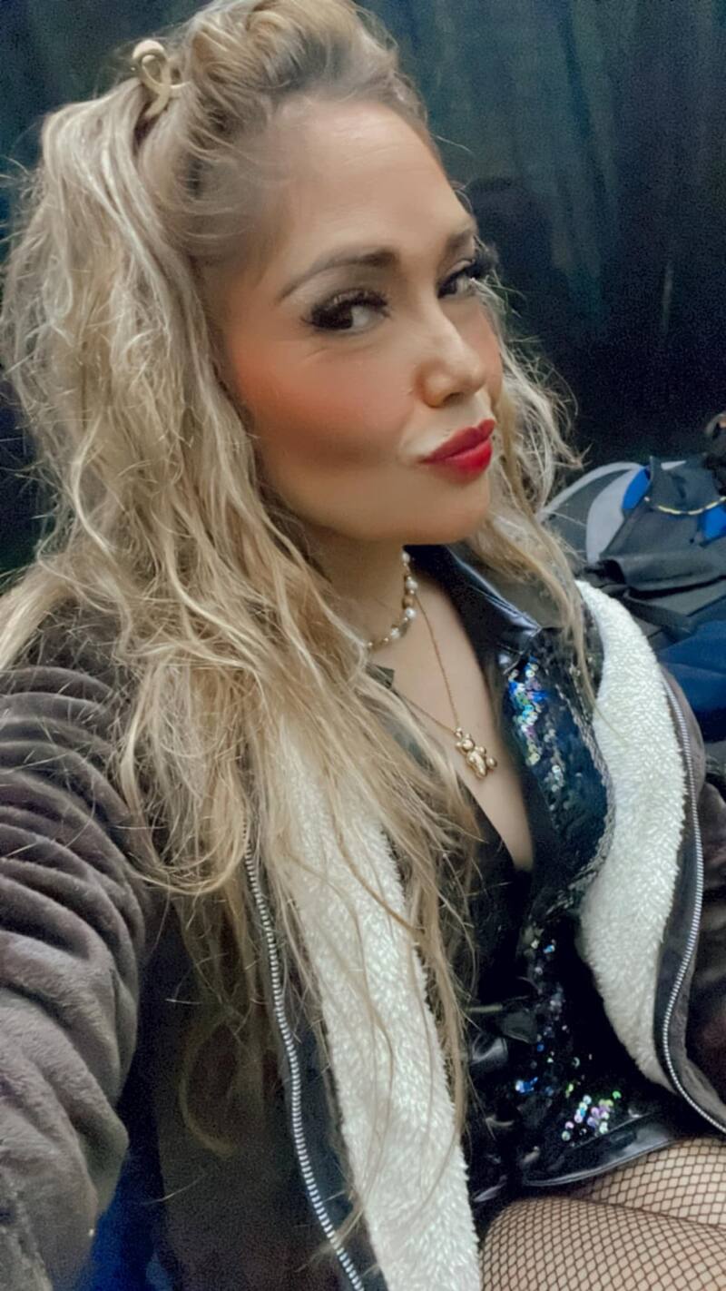 Heidy Infante sufrió agresión por parte de un hombre mientras estaba en pleno escenario - Créditos: Facebook