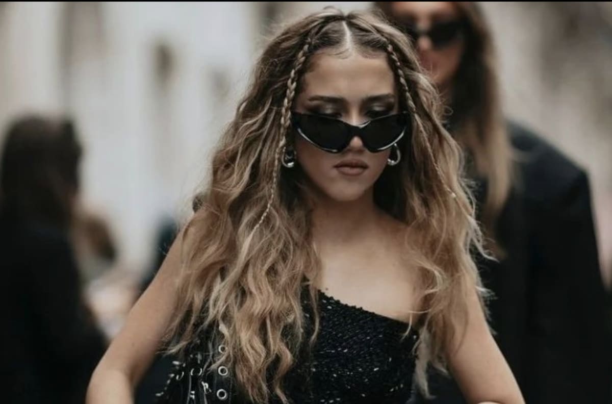 Valentina Paloma, hija de Salma Hayek, mostró su lado más rockero en el Paris Fashion Week