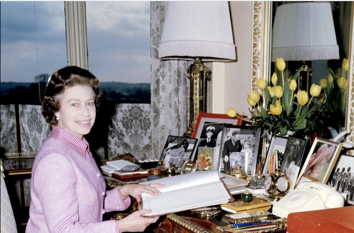 Publican foto de la reina Isabel junto a una de las famosas cajas rojas, pero ¿qué guardan estas?