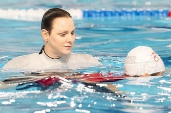 Princesa Charlene de Mónaco vuelve a lucir de traje de baño para entrenar natación