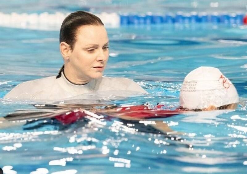 Princesa Charlene de Mónaco vuelve a lucir de traje de baño para entrenar natación La princesa es una eximia nadadora - Créditos: Instagram