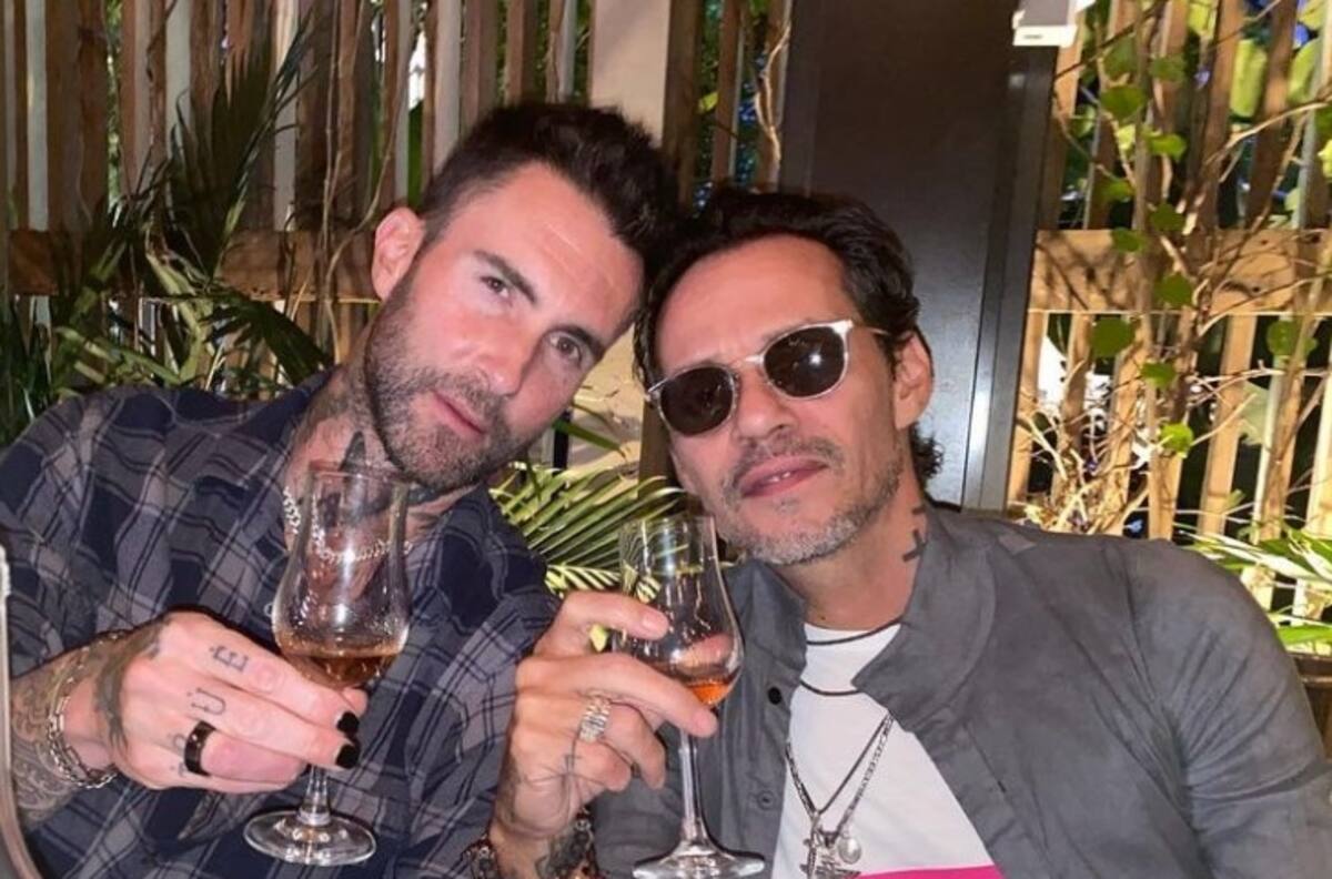 Marc Anthony se ríe de las uñas pintadas de Adam Levine