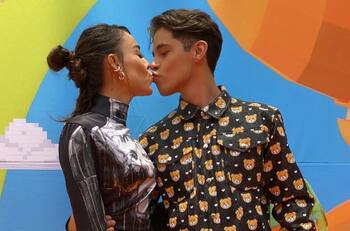 Danna Paola y Alex Hoyer dan una húmeda prueba de lo enamorados que están