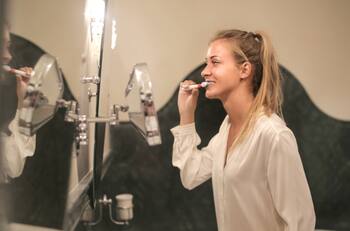 El inesperado síntoma al lavarte los dientes que podría revelar enfermedad hepática