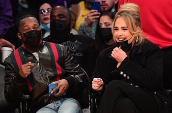Adele goza con su novio en un juego de la NBA