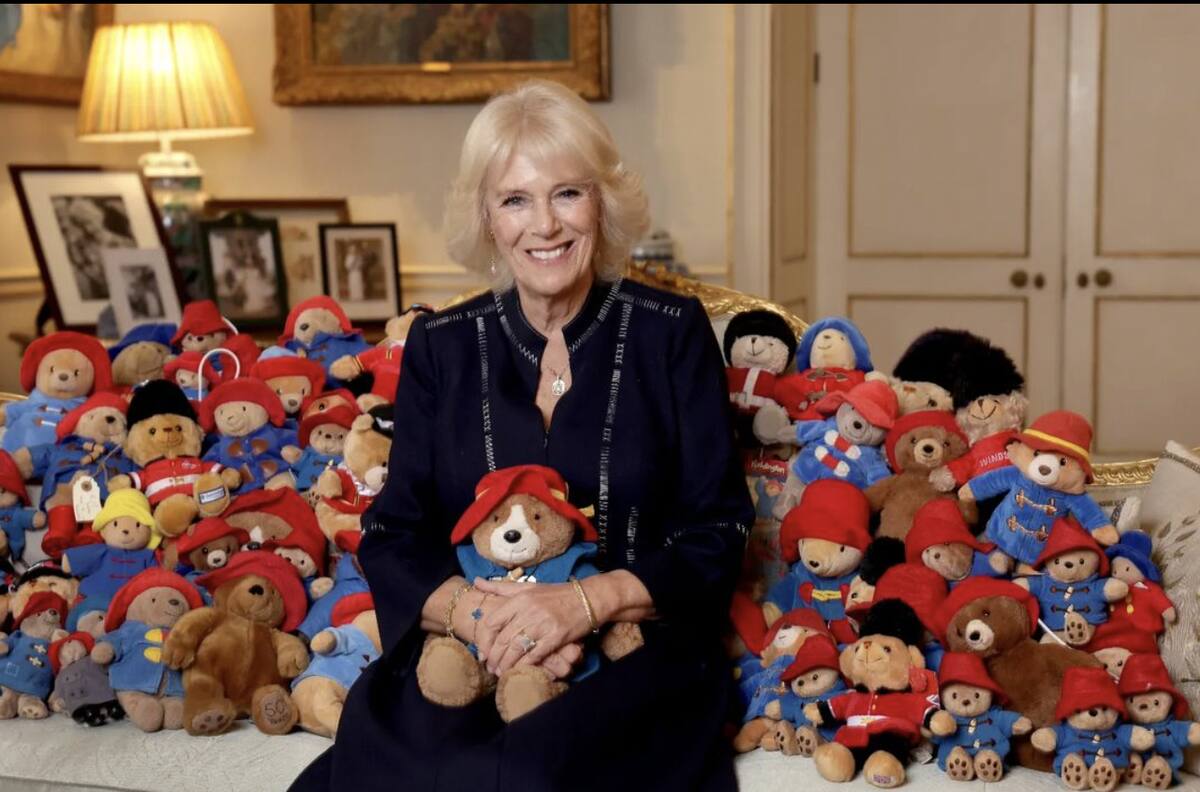 La reina Camila posa junto a más de mil osos Paddington que fueron ofrendados a Isabel II